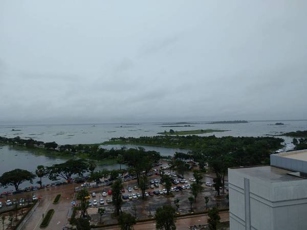 ที่ดินสวย หลังโรงพยาบาลสกลนคร 14 ไร่ 1 งาน 13 ตารางวา อีกด้านติดหนองหาร ติดถนนเจริญเมือง (รอบเมือง)